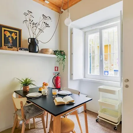 Graca Break With Balcony דירה ליסבון