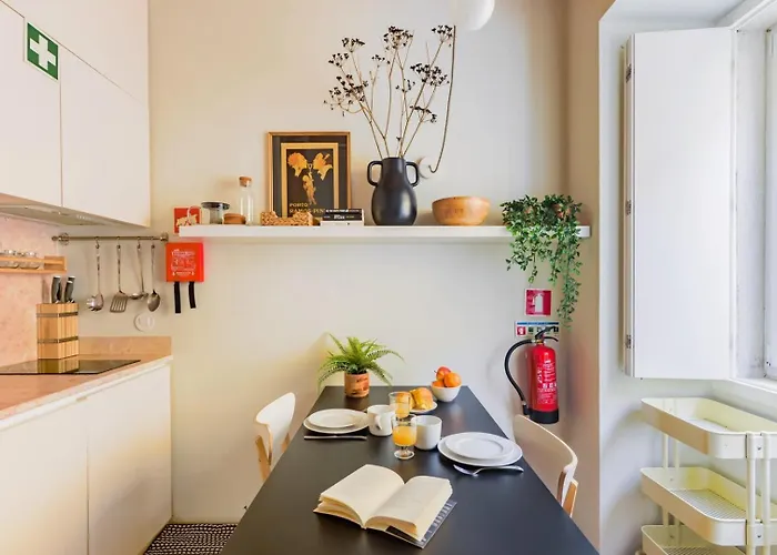 Graca Break With Balcony شقة