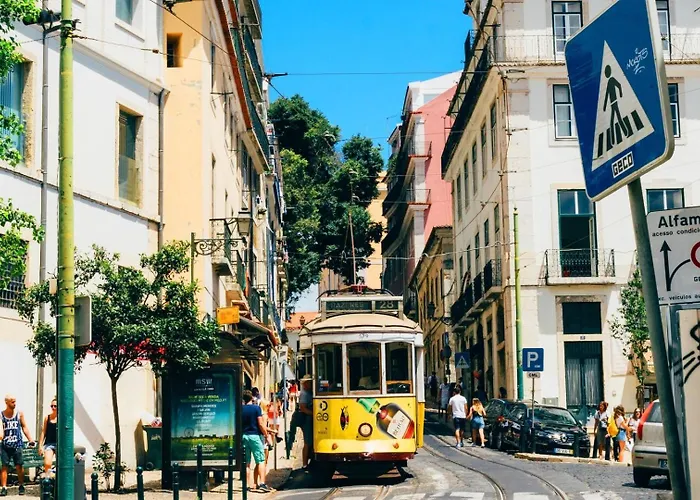 Graca Break With Balcony شقة